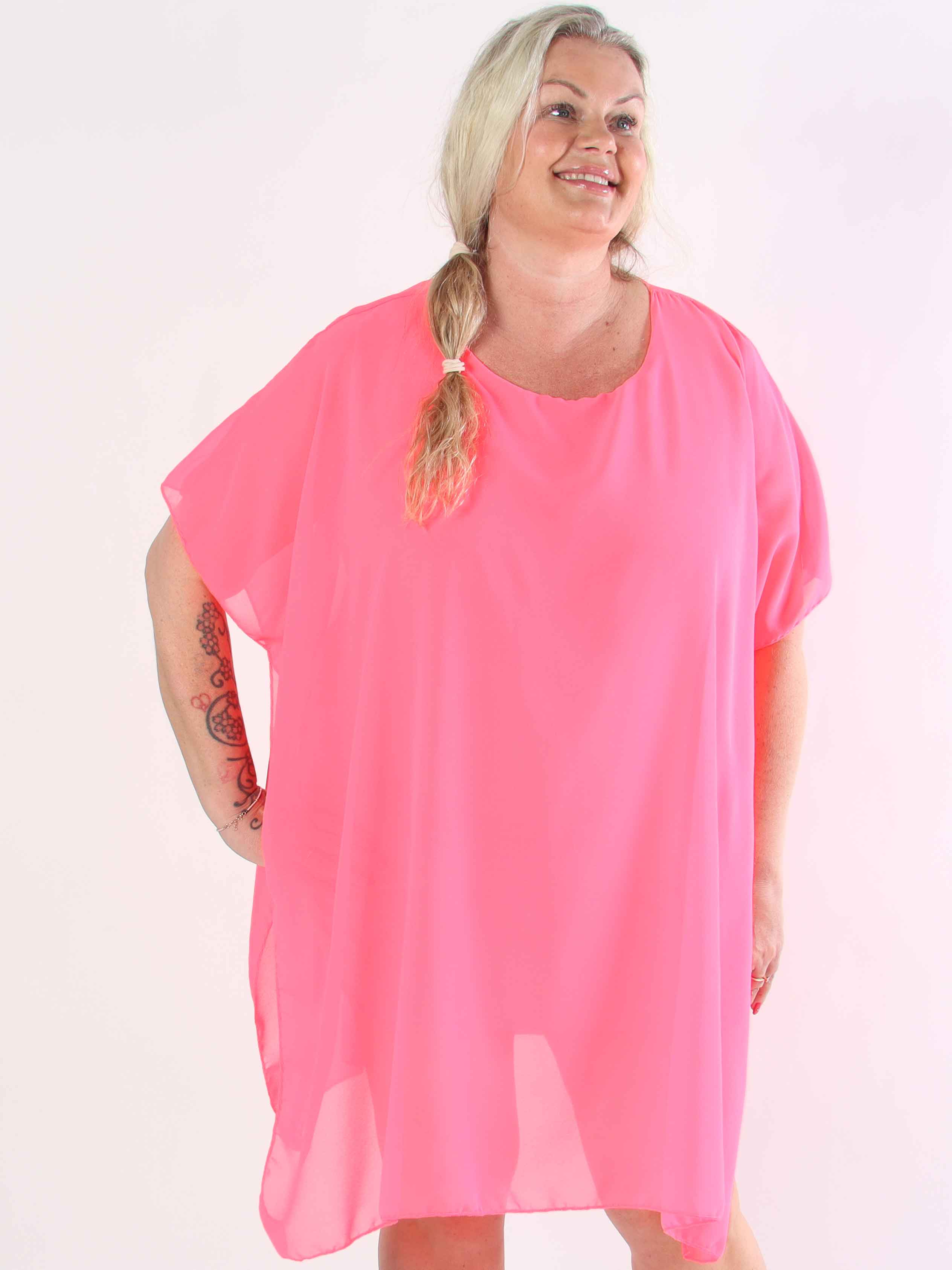 Mirabella Plain - Tunikaklänning i plus size med chiffonglager och underkjol i viskos